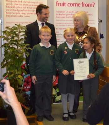 Overall winners of the Reading in Bloom Schools' Challenge with the Mayor and Dr Mark Fellowes.